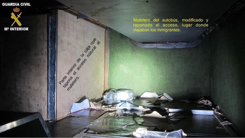 Habitáculo donde fueron localizados los inmigrantes