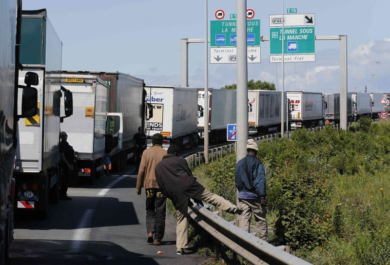 Un ciudadano sudanés murió el miércoles cuando inmigrantes desesperados por entrar en Reino Unido desde Francia colapsaron la entrada del eurotúnel, lo que llevó a altos cargos británicos a mantener una reunión de emergencia para intentar hacer frente a la profunda crisis de inmigración. En la imagen, varios inmigrantes dejan la carretera en la zona de Calai el 29 de julio de 2015. REUTERS/Pascal Rossignol