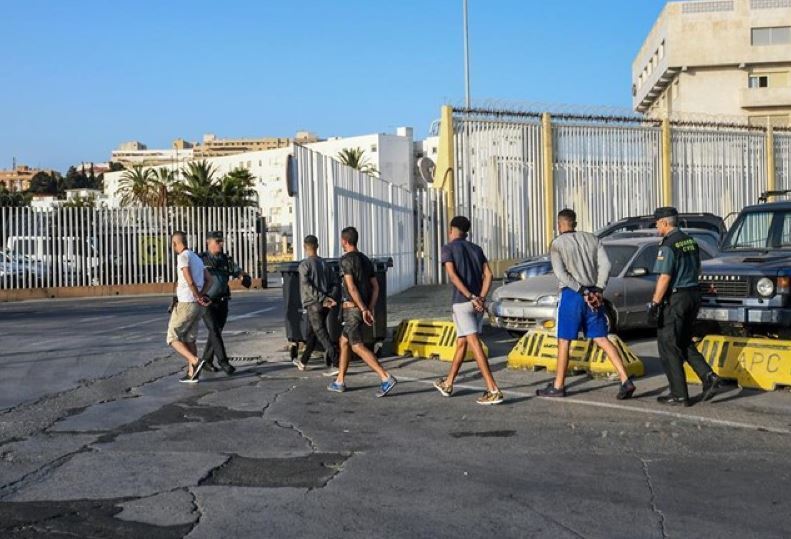 Dos agentes de la Guardia Civil, junto a algunos de los detenidos