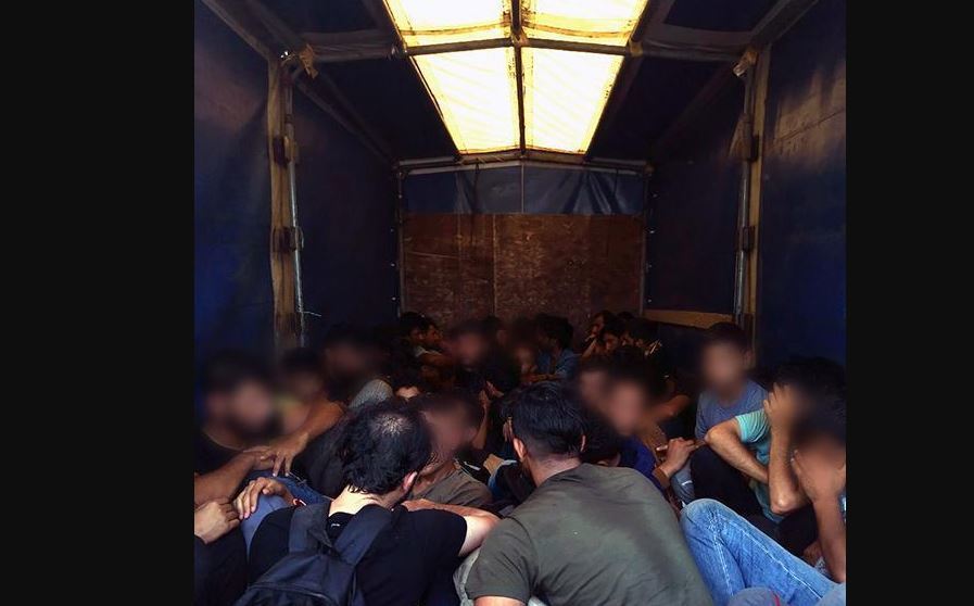 Inmigrantes localizados en un camión
