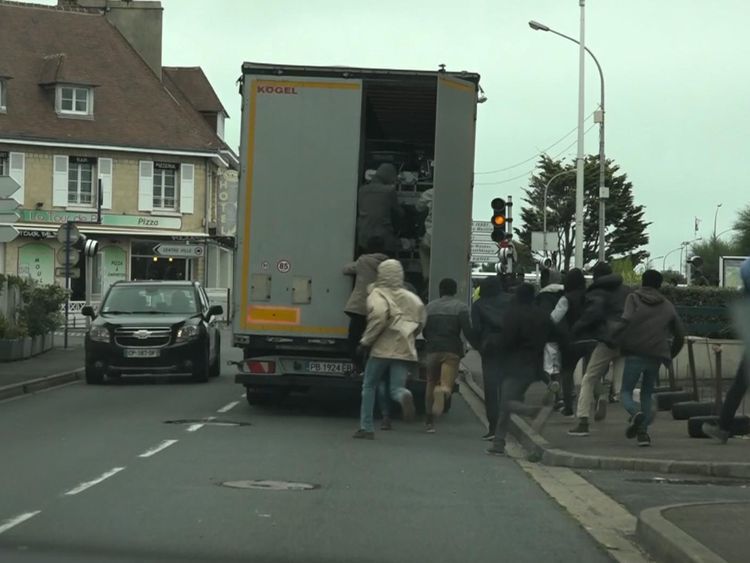 Inmigrantes intentando entrar en un camión en marcha