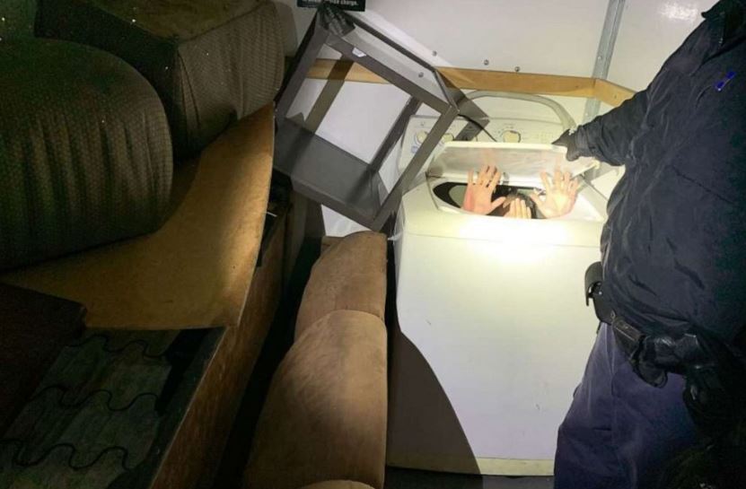 Inmigrantes en el interior de una lavadora