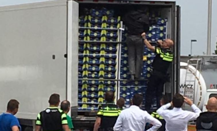 Imagen de inmigrantes en un semirremolque