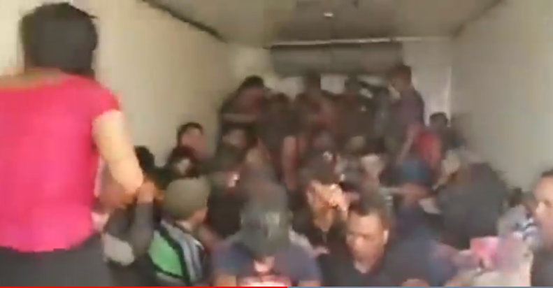 Inmigrantes en el interior del camión