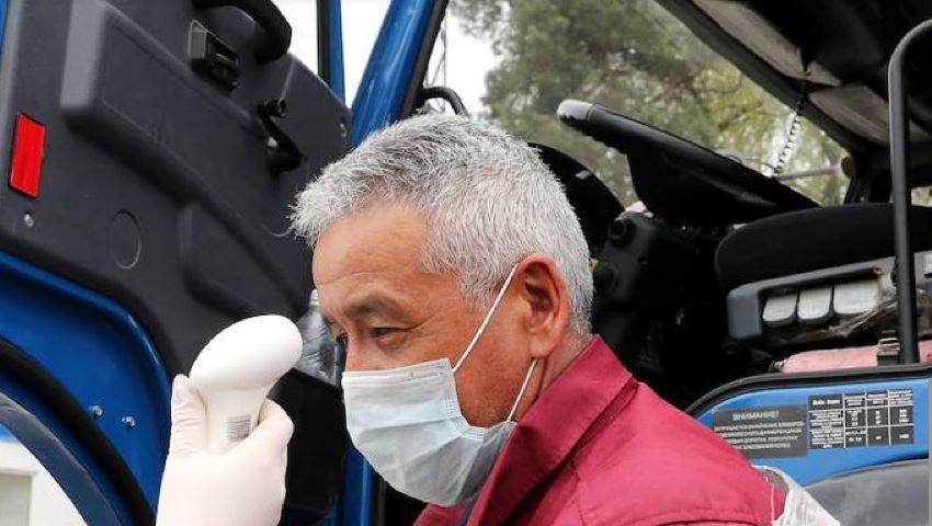 Imagen de un camionero con mascarilla