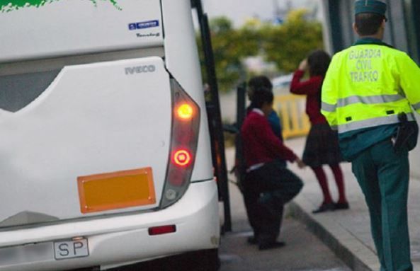 Un guardia civil durante un control de transporte escolar