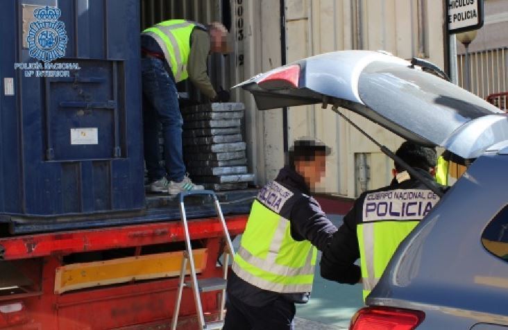 Imagen de los agentes descargando la droga incautada