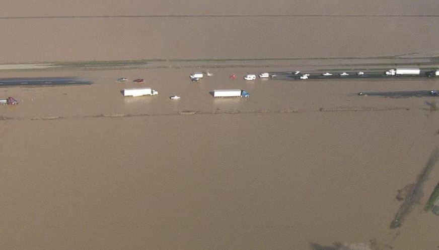 Imagen de una de las carreteras inundadas en California