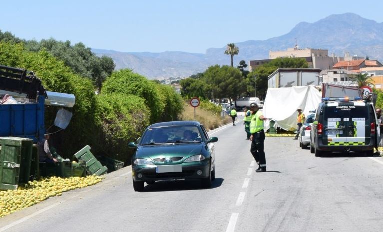Agentes de la Guardia Civil en el lugar del accidente