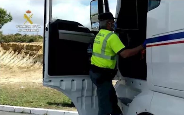 Agente de la Guardia Civil inspeccionando el camión con el tacógrafo manipulado