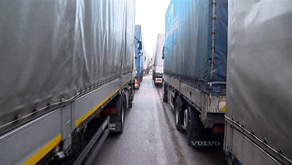 Varios camiones parados