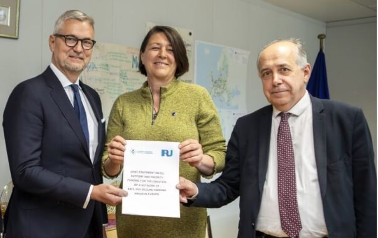 Violeta Bulc con los representantes de IRU y ETF