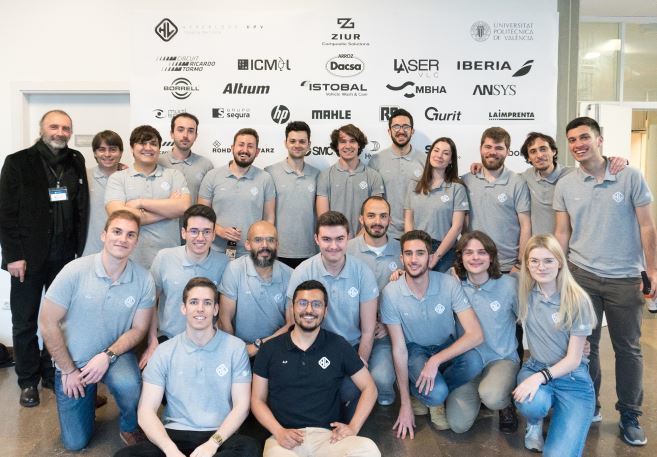 Equipo de Hyperloop UPV y representantes de Istobal