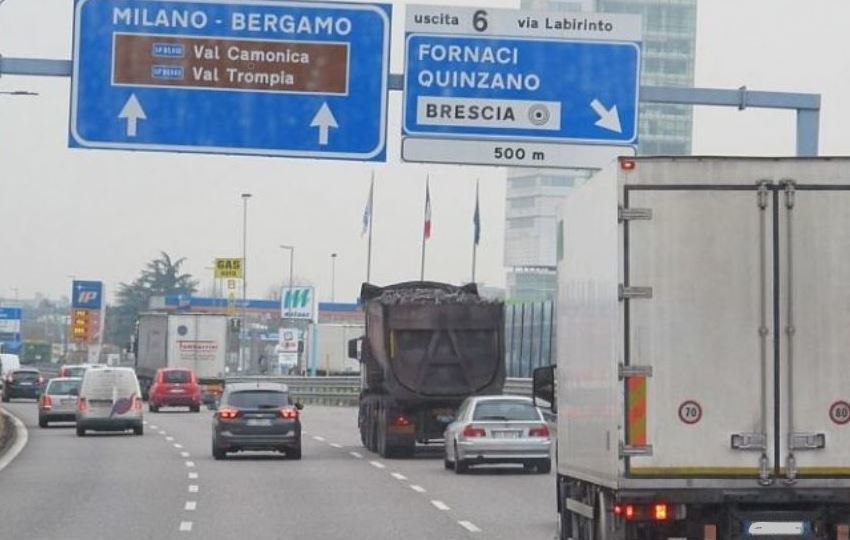 Camiones en una autopista de Italia Camiones en una autopista de Italia