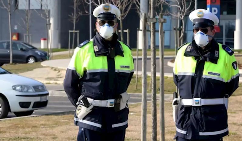 Policía italiana con mascarilla