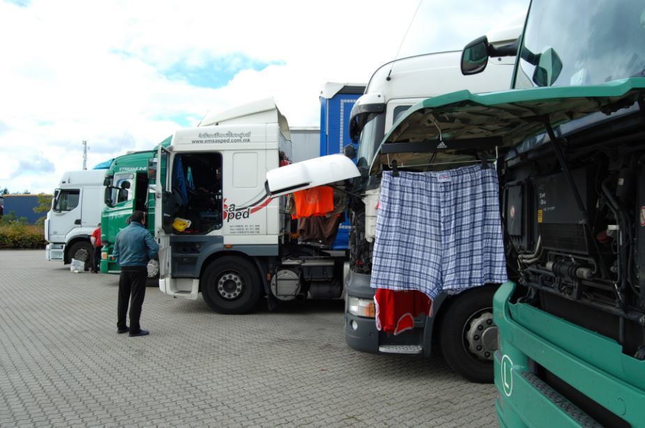 Imagen de camiones aparcados en un estacionamiento en Europa