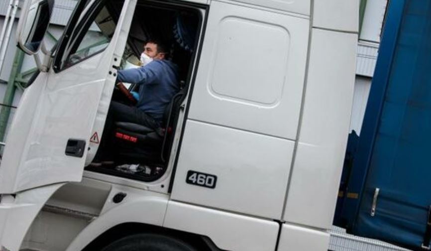 Un camionero con mascarilla