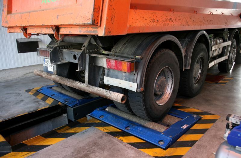 Un camión en la Inspección Técnica de Vehículos