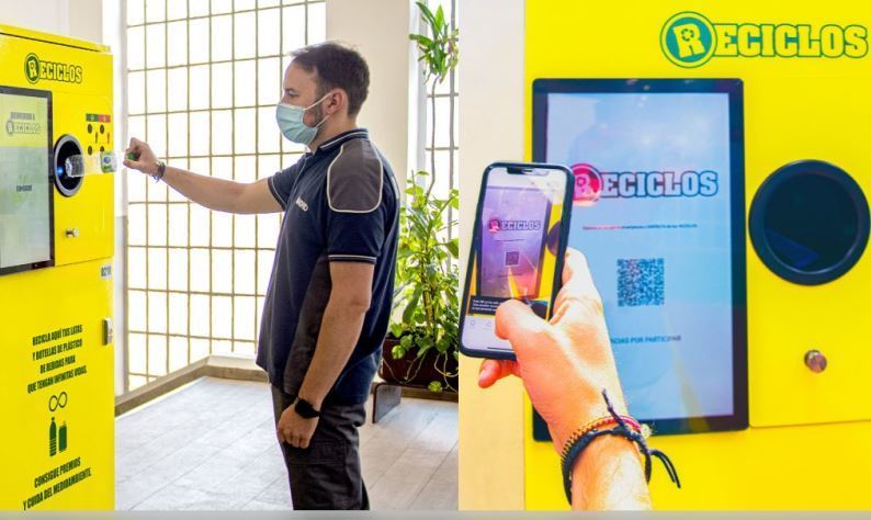 Imagen de máquinas de RECICLOS que recompensan por reciclar