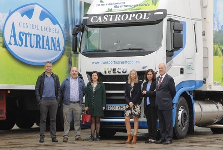 Momento de la entrega de los Iveco