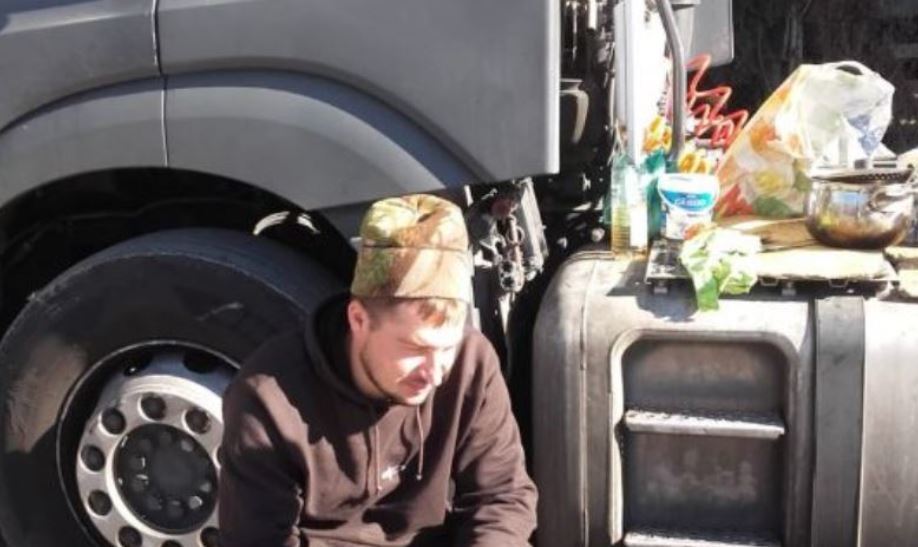 Imagen de un camionero víctima del dumping social en el transporte