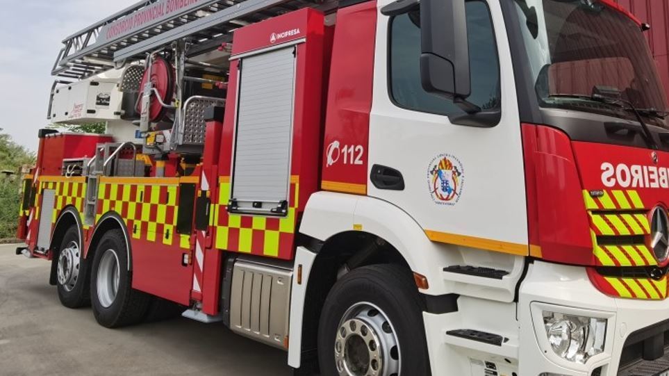 Imagen de un camionero ileso que se precipitó por un terraplén Imagen de un camionero ileso que se precipitó por un terraplén
