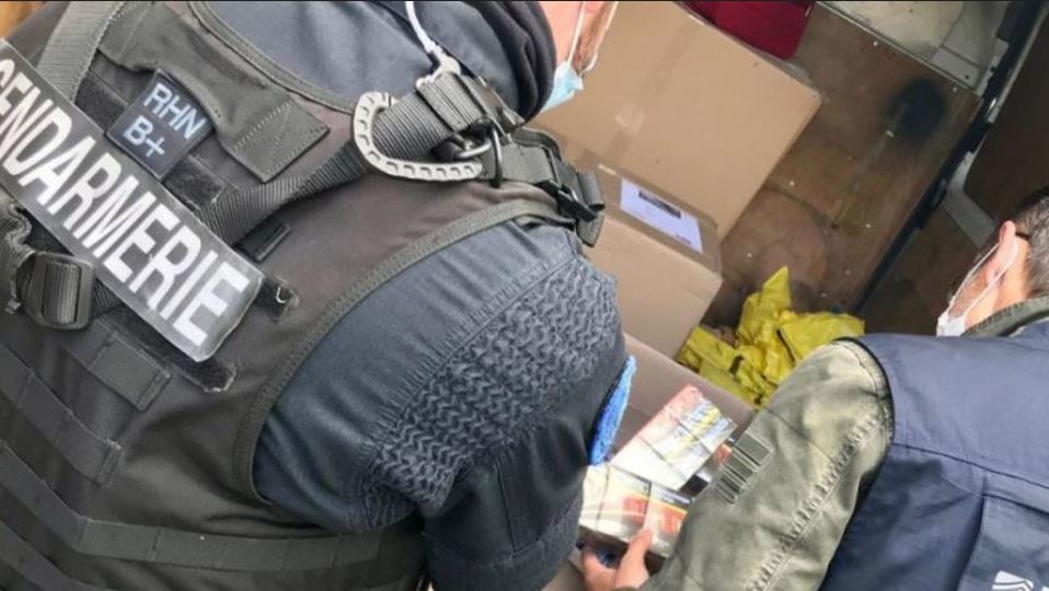 imagen de toneladas de tabaco de contrabando incautadas en Francia