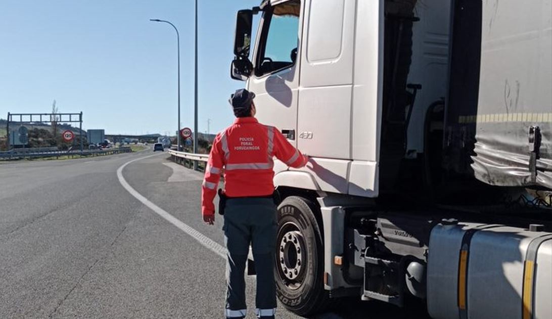 Imagen de Inmovilizan un camión al dar el conductor positivo en consumo de alcohol y dos drogas