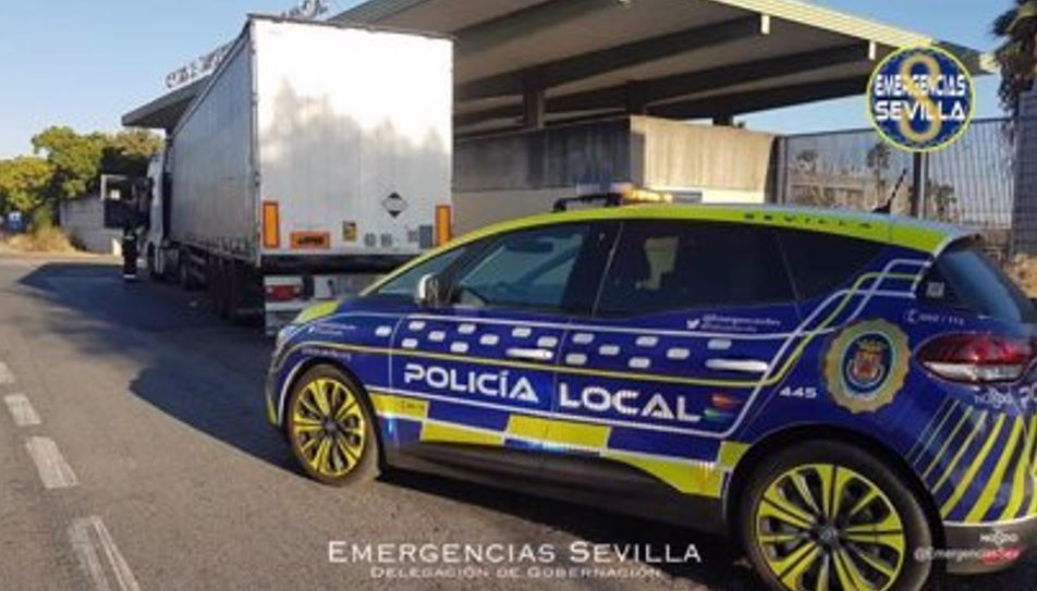 Inmovilizan un trailer de Bulgaria, atrapado por su tamaño en Padre Pío, con ITV y seguro caducados