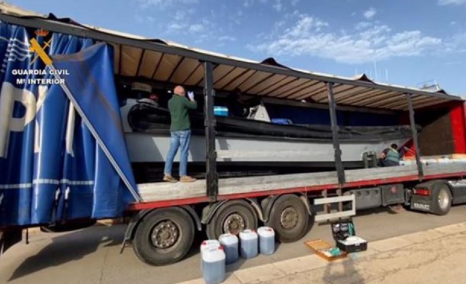 Intervenida una lancha oculta dentro de un remolque en el Delta de l'Ebre (Tarragona)