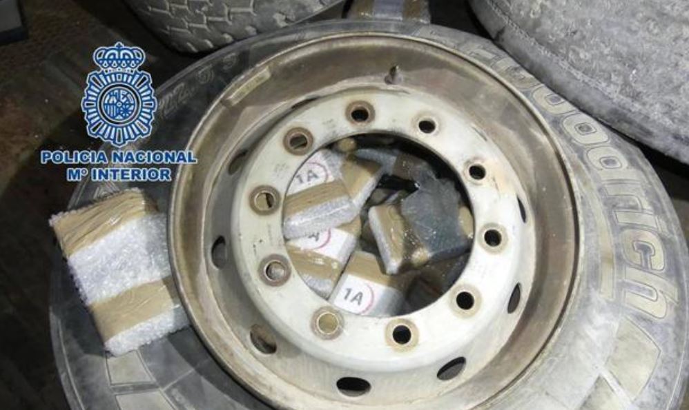 Imagen de la cocaína intervenida oculta en las ruedas de un camión