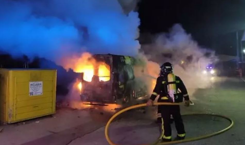 Investigan el incendio de una ambulancia