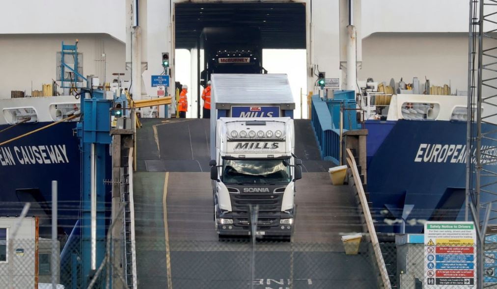 Camiones saliendo de un ferry en uno de los puertos de Irlanda del Norte