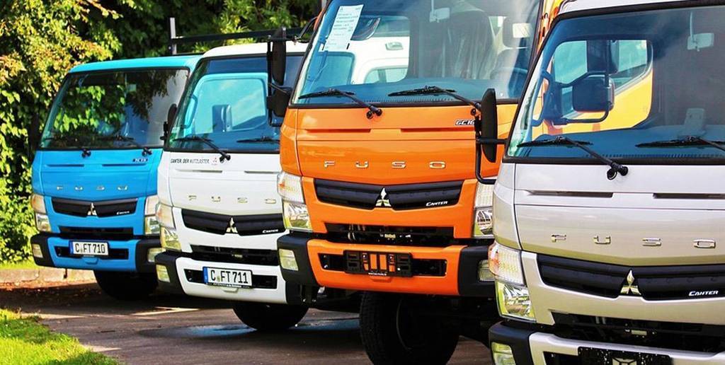 Varios camiones estacionados