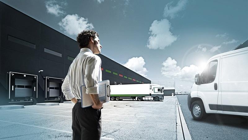 Un jefe de tráfico de transportes