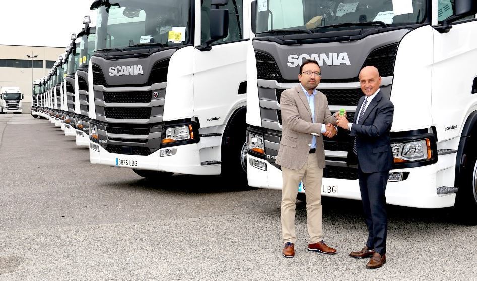 Imagen de la entrega de los camiones Scania