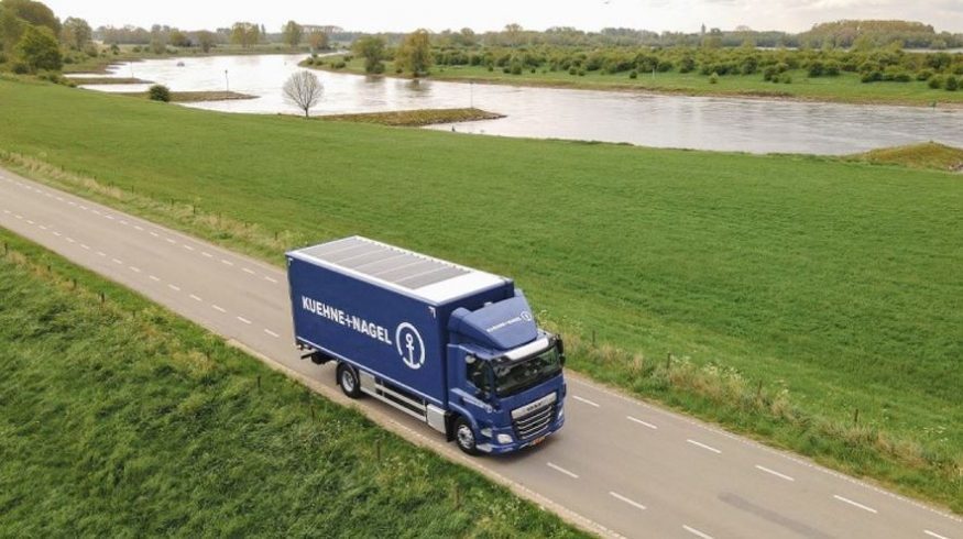 Kuehne+Nagel reduce las emisiones de CO2 con placas solares en sus camiones