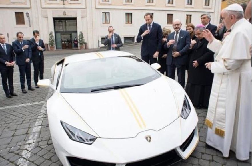 Imagen de la entrega al Papa del coche
