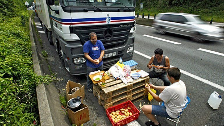 Camioneros compartiendo comida en un aparcamiento en Europa.