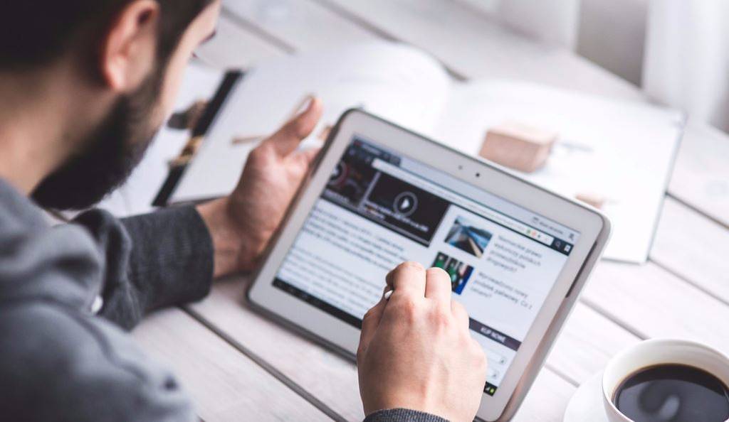 Mirando noticias en internet