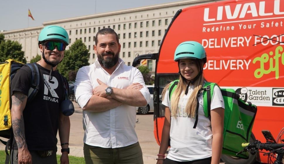 Imagen de los cascos inteligentes donados por LIVALL a los riders