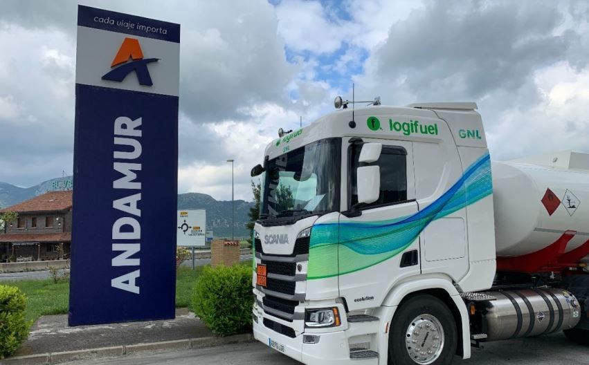 Imagen del camión Scania a GNL para el transporte de carburante