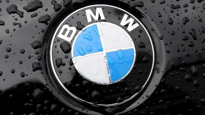 epa04163316 (FILE) A file photo dated 16 March 2010 shows the logo of automaker BMW, pictured on a car in Munich, Germany. BMW confirmed 11 April 2014 that it is recalling nearly half a million cars to fix a weak screw in six-cylinder engines. EPA/LUKAS BARTH *** Local Caption *** 00000402082016