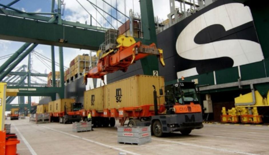 Estiba de mercancías en un Puerto español