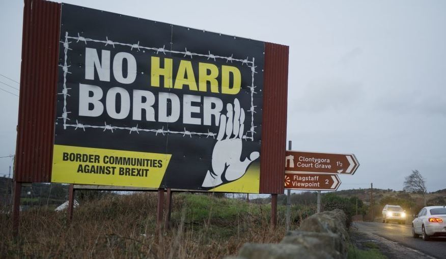 La Comisión Europea puede sancionar al Reino Unido por incumplir el acuerdo del Brexit, cartel contra la frontera