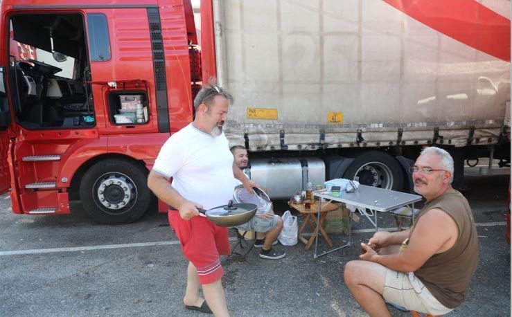 Imagen de camioneros comiendo en un área de servicio