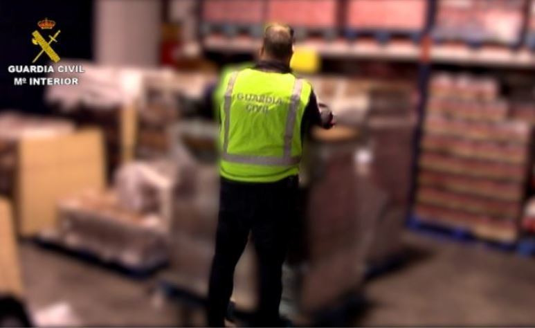 Imagen de las botellas de ron falsificadas intervenidas por la Guardia Civil