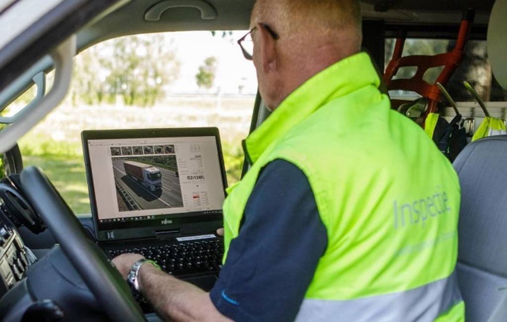 Inspector de la ILT controlando los tiempos de conducción y descanso