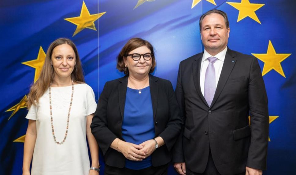 Imagen de la reunión de la IRU con la comisaria Vălean