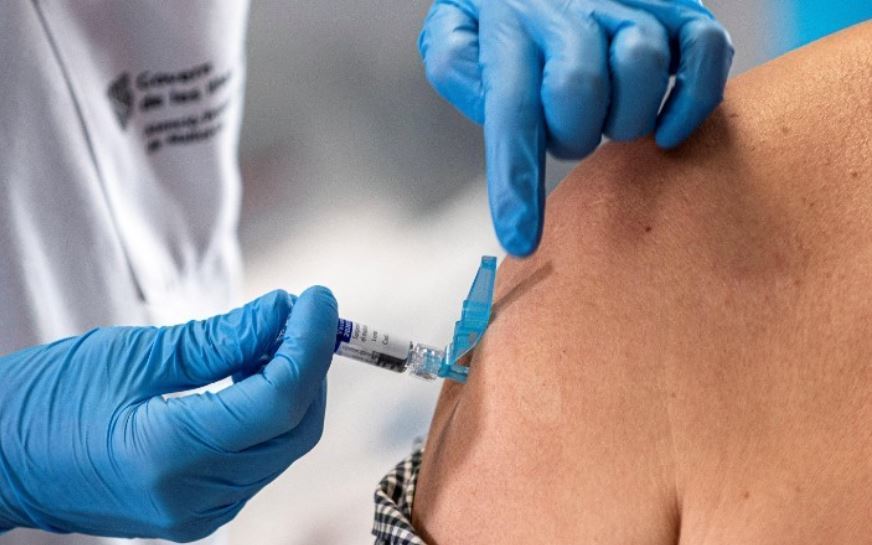 Imagen de una persona vacunándose contra el Covid-19